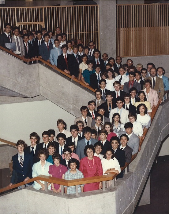 RSI 1985 group picture in stairwell